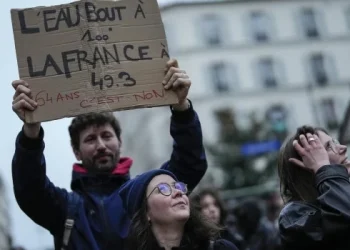 Masivas manifestaciones refuerzan el descontento de los franceses con Macron por la reforma jubilatoria