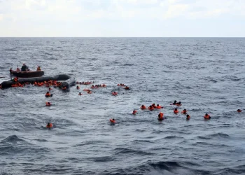 Niños en shock, mujeres desmayadas y un peligro latente: el mortal cruce migrante del Mediterráneo por dentro