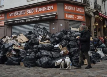 París acumula diez mil toneladas de basura en sus calles por la protesta contra la reforma de Macron