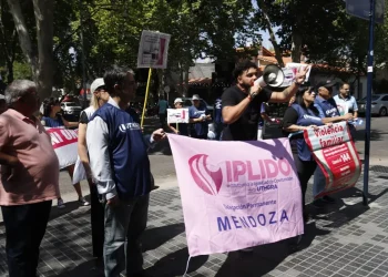 Protesta en la Arístides en contra del trabajo en negro tras la agresión a la moza