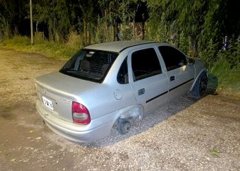 Entró a un boliche y le robaron dos ruedas del auto