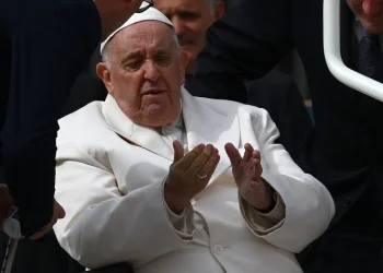 El papa Francisco seguirá internado varios días por una infección pulmonar
