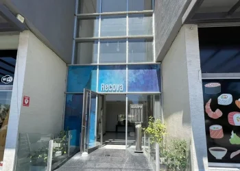 Se cayó un ascensor de un quinto piso en Godoy Cruz: dos jóvenes heridos