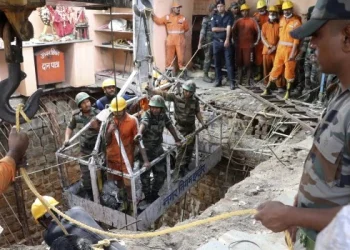 Sube a 36 el número de víctimas tras el colapso del piso de un templo en India