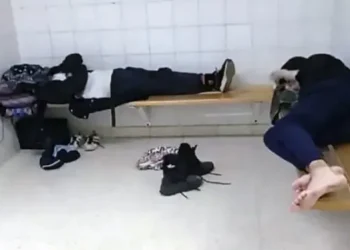 Villa La Angostura: ante la falta de viviendas para alquilar, familias duermen en el hospital