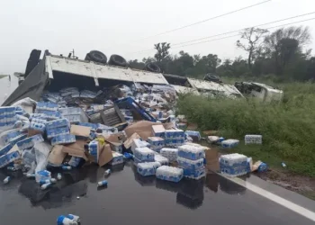 Chaco: Volcó un camión de cerveza tras chocar con un auto y fue saqueado