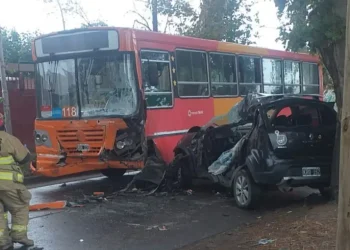 Conmoción en la provincia de Mendoza:  Una mujer perdió el control de su auto y murió tras chocar de frente contra un colectivo lleno de pasajeros