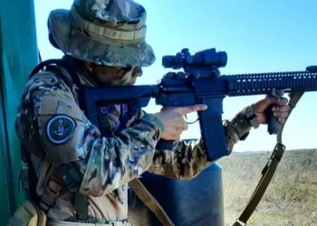 Era bailarina clásica y quería entrar al Colón, pero se convirtió en la primera francotiradora del país