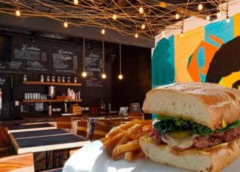 Fue a un restaurante, se pidió un  sandwich para celiacos y estalló la polémica por lo que le sirvieron: «Mi mano muestra el tamañito”