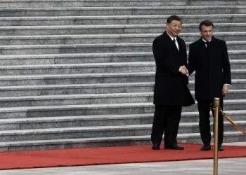 Macron y Xi piden iniciar «lo antes posible» un diálogo por la paz en Ucrania al reunirse en Beijing