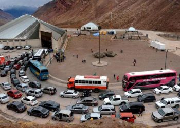 Efecto dólar: extranjeros cruzan para llenar el changuito y hay problemas de abastecimiento en algunas ciudades fronterizas de la Argentina