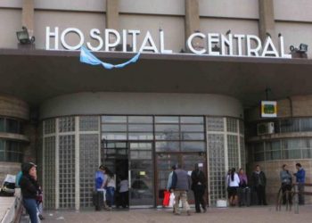 Balearon a un joven frente a su novia en Las Heras