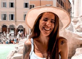 Es argentina, emigró a Italia y toma agua de la Fontana di Trevi: “A la gente le gusta ver que la paso mal”