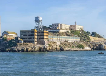 El espectacular intento de fuga de Alcatraz que incluyó “tablas de surf” y cuerpos desnudos untados con grasa
