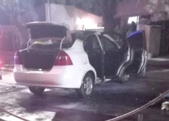 Prendieron fuego un auto en Alvear