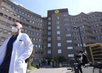 Berlusconi continúa internado y empezó quimioterapia contra la leucemia, según la prensa italiana