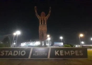 Colocan una estatua del «Matador» Kempes en las afueras del estadio mundialista de Córdoba