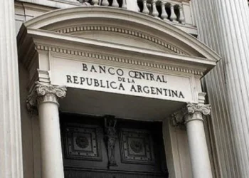 Como respuesta a la tensión cambiaria, el Banco Central elevó las tasas al 81%