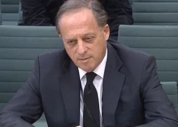 El presidente de la BBC renuncia en medio de un escándalo de conflicto de intereses