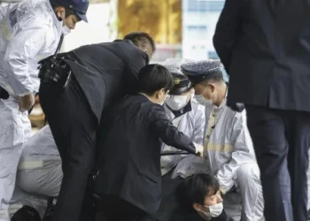 El primer ministro japonés fue atacado con una bomba de humo en un acto de campaña