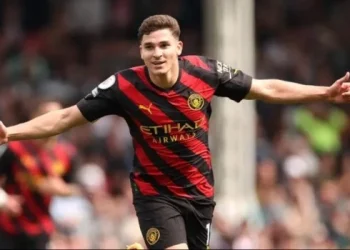 Julián Alvarez marcó en la victoria del Manchester City que lo dejó en la cima de la Premier League