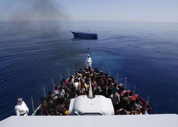 La crisis por inmigración ilegal sigue escalando y la ultraderecha italiana quiere derogar la «protección especial»