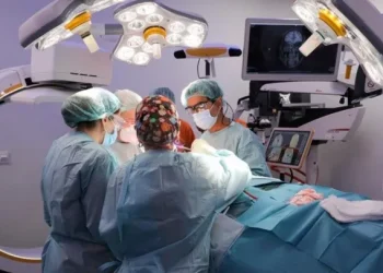 Le dolía la panza y descubrieron algo que estaba vivo  en su intestino: una cucaracha