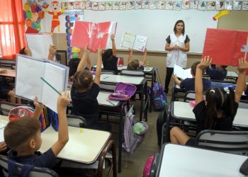 Argentinos por la Educación publicó que un gran número de docentes de primaria deben dar clases en dos escuelas y que 9 de cada 10 son mujeres
