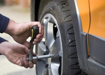 Tragedia en Córdoba: Un hombre estaba cambiando un neumático, le explotó en la cara y murió por el golpe