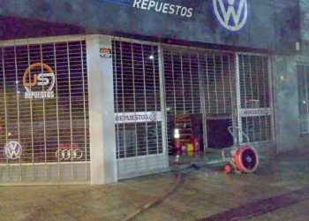 Se incendió un comercio de avenida Mitre y para sofocarlo también intervinieron los bomberos de Salto de las Rosas