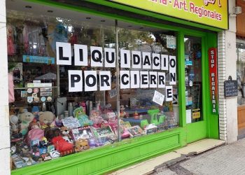 No pudo con la crisis económica y la inflación:  Juguetería local baja sus persianas