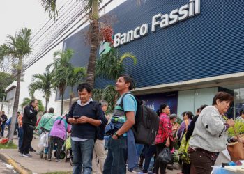 Se intervino un banco en Bolivia y los ahorristas tomaron varias sedes