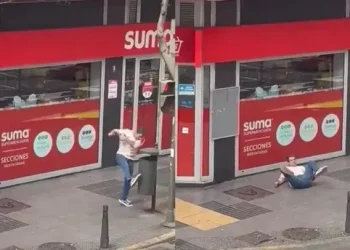 Se peleó con un tacho de basura en la calle y recibió una paliza que se hizo viral en las redes