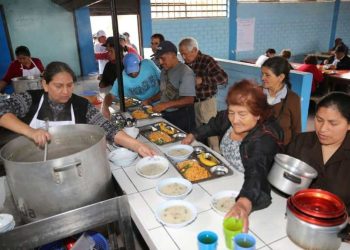 Llevan adelante un comedor comunitario para “abuelitos de la Isla”