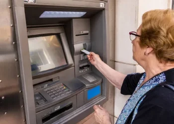 Le robó la tarjeta a su amiga y la endeudó por cuatro años: «Lo devuelvo cuando pueda»