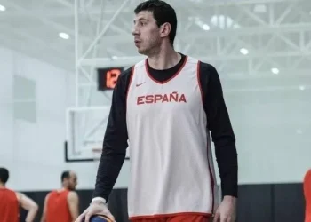 ¡Doble vida! Reconocido deportista español fue felicitado por su club tras el nacimiento de su hijo: la esposa no sabía nada