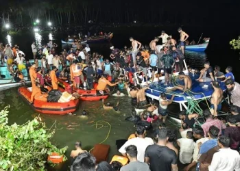 Al menos 22 muertos y 6 heridos tras el vuelco de un barco turístico en la India