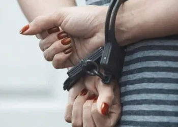 Provincia de Buenos Aires: Arrestaron a una mujer que tenía secuestrado a su novio por miedo a que le fuera infiel
