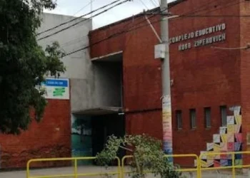 Balean por segunda vez un complejo educativo bilingüe en Rosario y dejan una nota amenazante