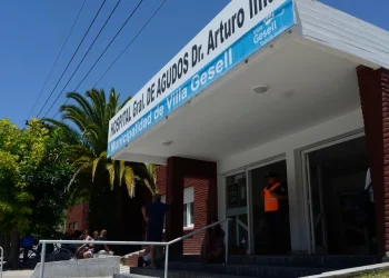 Baleó a su pareja delante de su hijo de 11 años en Villa Gesell, escapó de la policía y está prófugo