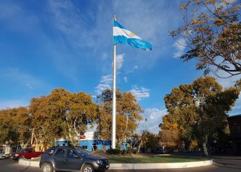 Camión municipal atorado frente al Museo Ferroviario