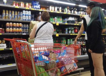 Argentina regalada: las compras masivas de turistas de países vecinos equivalen a toda una provincia