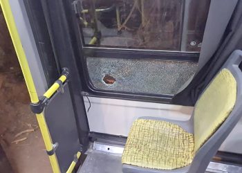Continúa la barbarie: vándalos atacaron micros a piedrazos