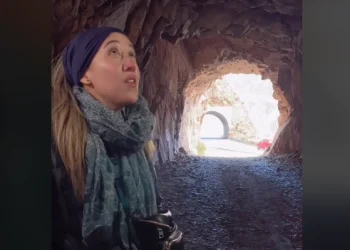 El video de una joven cantando en un túnel de alta montaña que cautiva en las redes