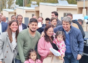 Félix participó de la entrega de viviendas en la Villa 25 y destacó el rol del municipio en la obra