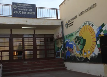 Escándalo en una escuela de Las Heras: golpearon a un alumno que se había peleado con su hijo