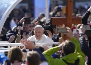 Francisco insta a Europa a abrir puerta a migrantes y ofrece mediar para el regreso de niños a Ucrania