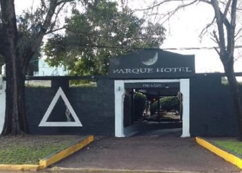 Escándalo en La Plata: Hicieron un trío en un hotel alojamiento, se negaron a pagar y quedaron detenidos