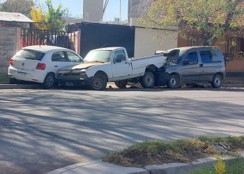 Chocó dos vehículos estacionados y se dio a la fuga
