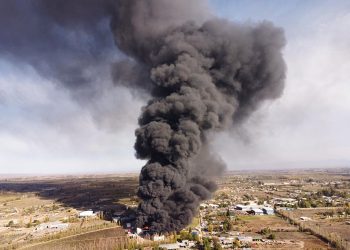 Un voraz incendio consumió la totalidad de la industria Plastiandino